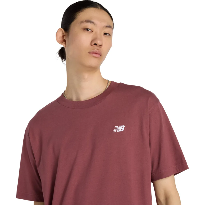 Camiseta New Balance Sport Essentials algodón granate vista detalle