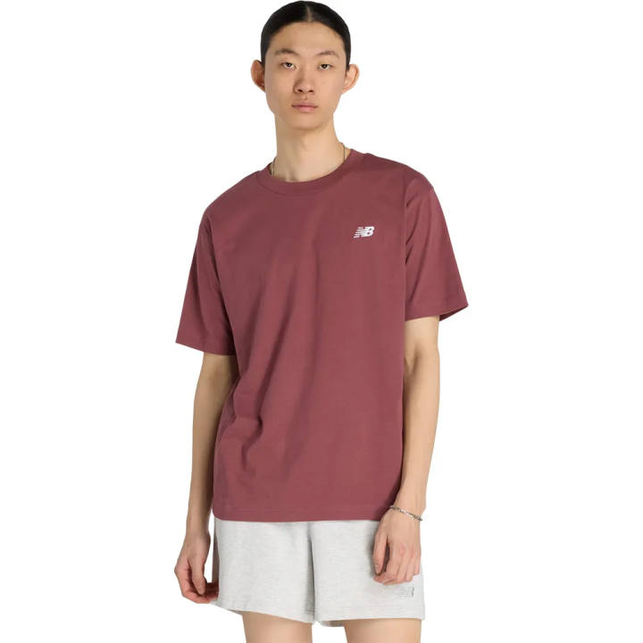 Camiseta New Balance Sport Essentials algodón granate vista frontal