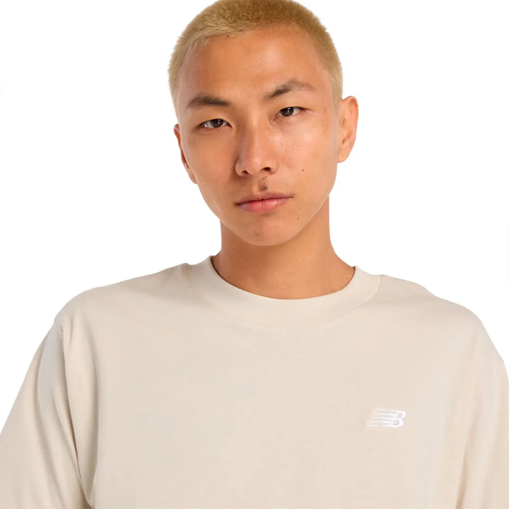Camiseta New Balance Sport Essentials algodón beige vista frontal detalle