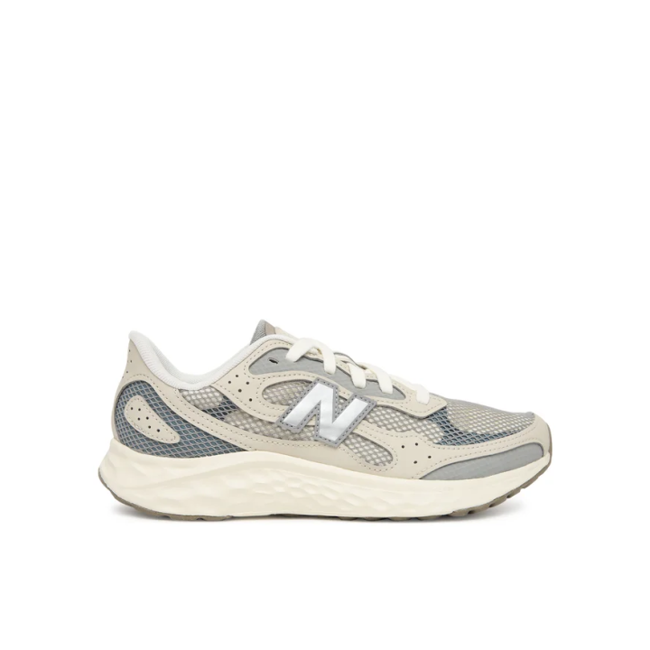 Zapatillas New Balance Fresh Foam 680 v8 negras vista lateral detalle logo