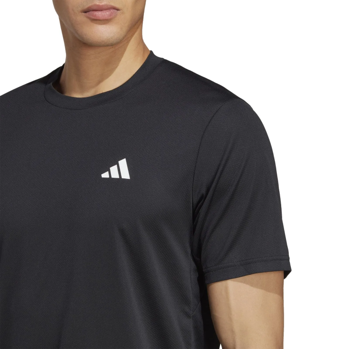 Camiseta Adidas Essentials negra blanca detalle