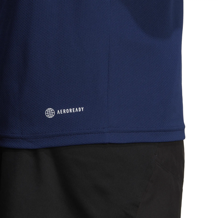 Camiseta Adidas Essentials azul oscuro blanco detalle