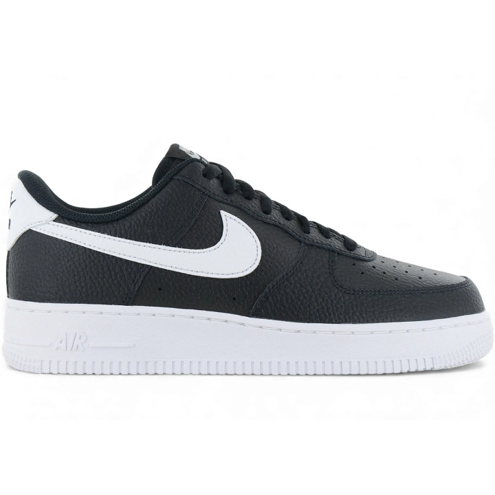 Zapatillas Nike Air Force 1 ’07 casual hombre negro blanco vista lateral