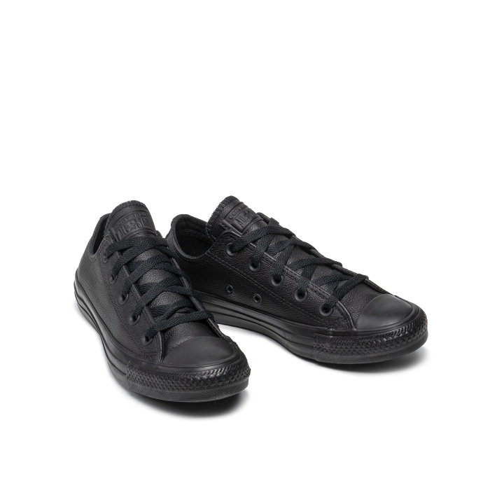 Zapatillas Converse Chuck Taylor All Star piel unisex negro vista tres cuartos frontal