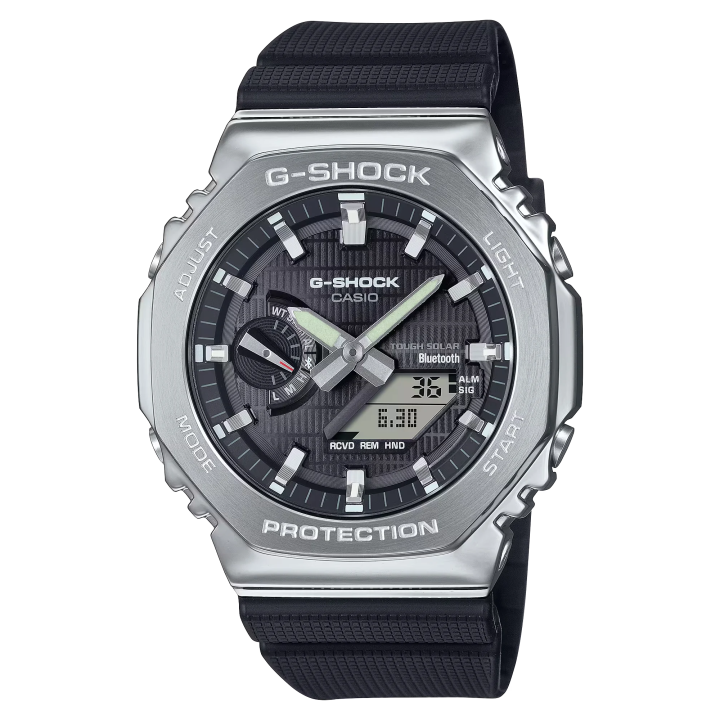 Reloj Casio G-Shock GBM-2100-1A con bisel metálico plateado y correa negra, vista frontal