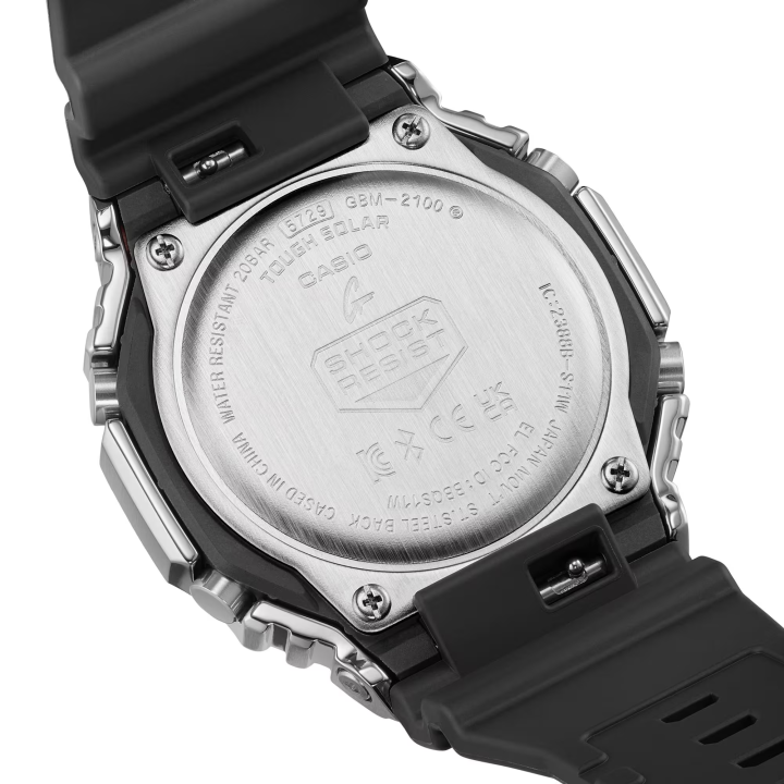Reloj Casio G-Shock GBM-2100-1A con bisel metálico plateado y correa negra, vista dorsal