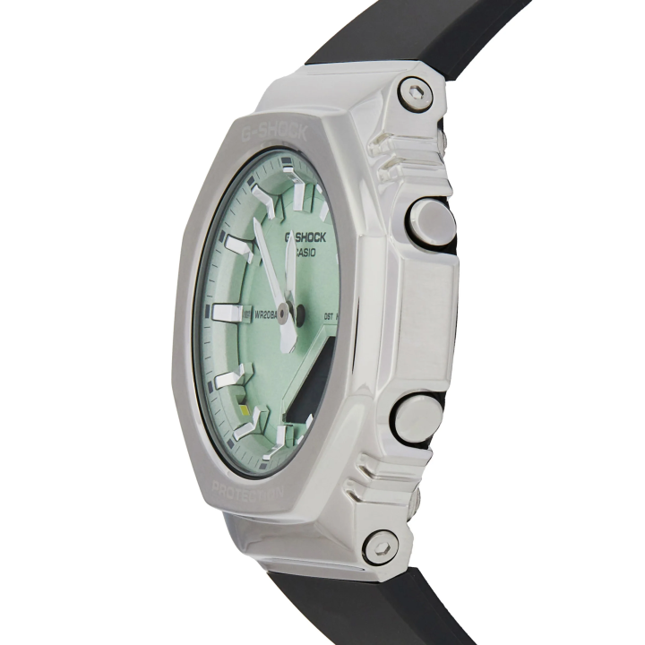 Reloj Casio G-Shock GM-S2110-3A con bisel metálico plateado, esfera verde menta y correa oscura, vista lateral