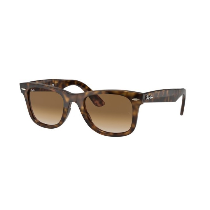 Gafas de sol Ray-Ban RB4340 Wayfarer Ease carey marrón con cristales marrón degradado vista frontal