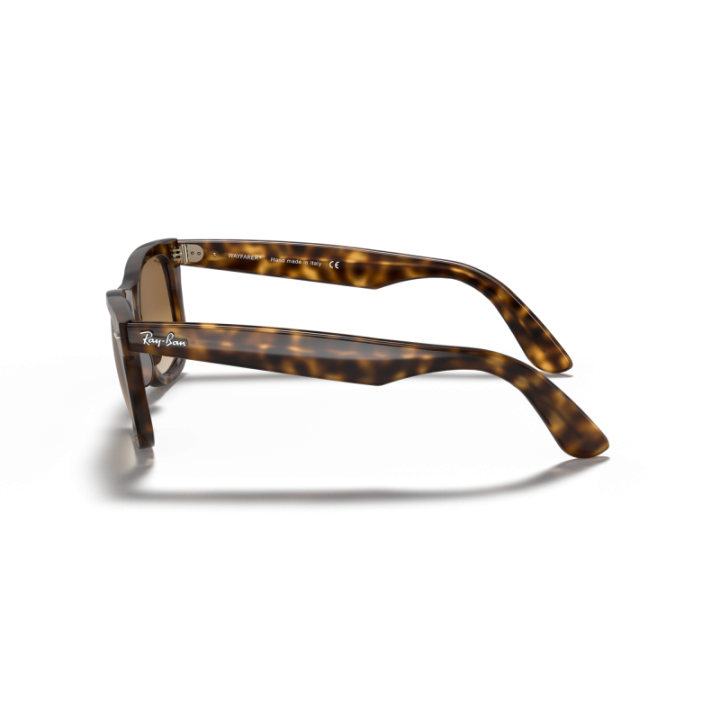 Gafas de sol Ray-Ban RB4340 Wayfarer Ease carey marrón con cristales marrón degradado vista lateral