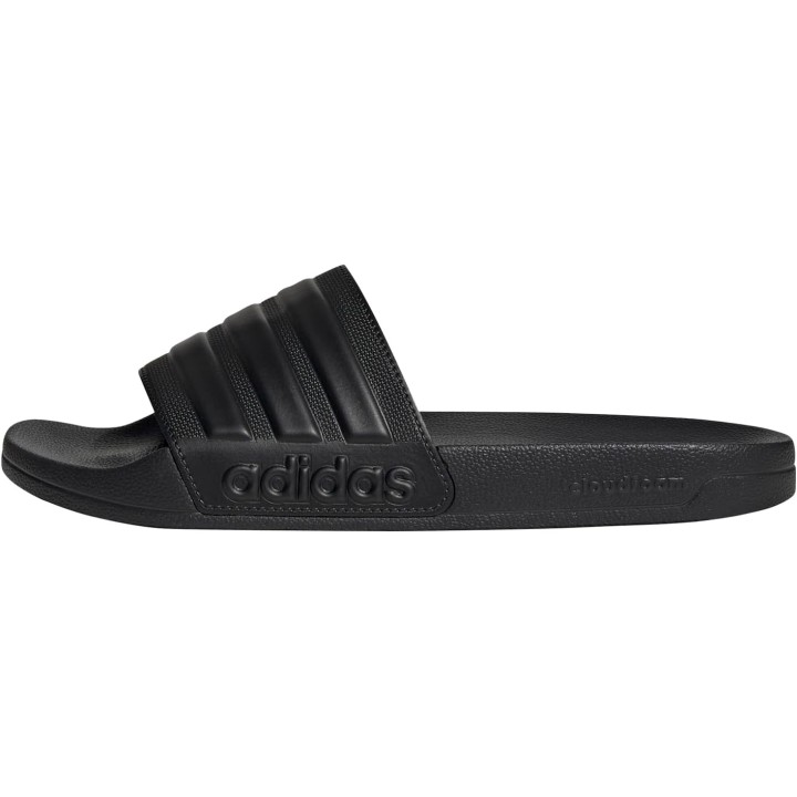 Chanclas Adidas Adilette negras vista lateral con logo en la suela