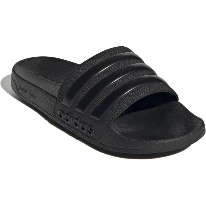 Chanclas Adidas Adilette negras vista tres cuartos con logo en suela