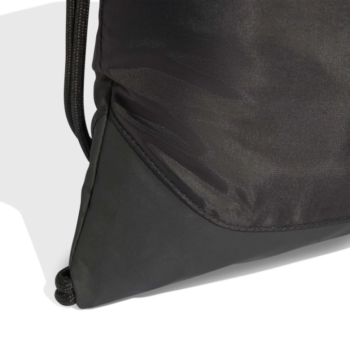 Detalle de la bolsa de cuerdas Adidas blanca y negra
