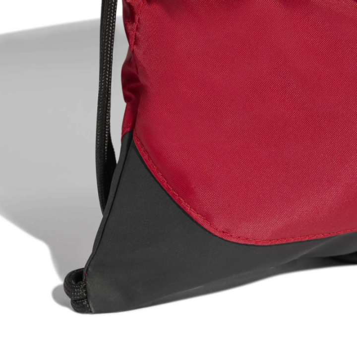 Detalle de la bolsa de cuerdas Adidas roja y blanca