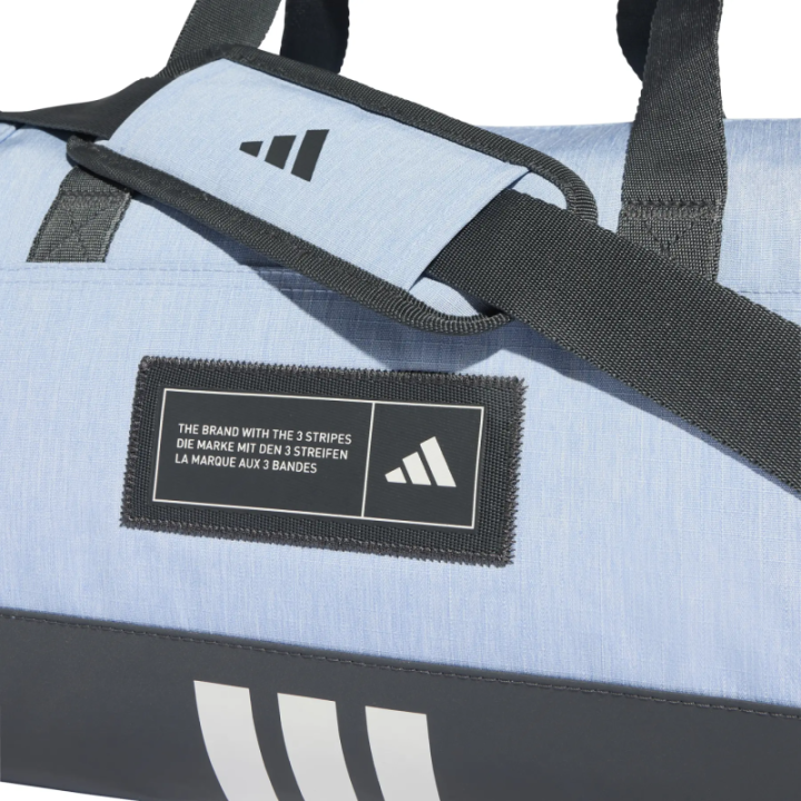 Detalle de la bolsa de deporte Adidas pequeña azul y blanca