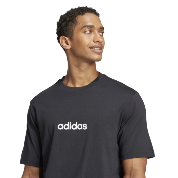 Camiseta Adidas Essentials Linear negra y blanca detalle