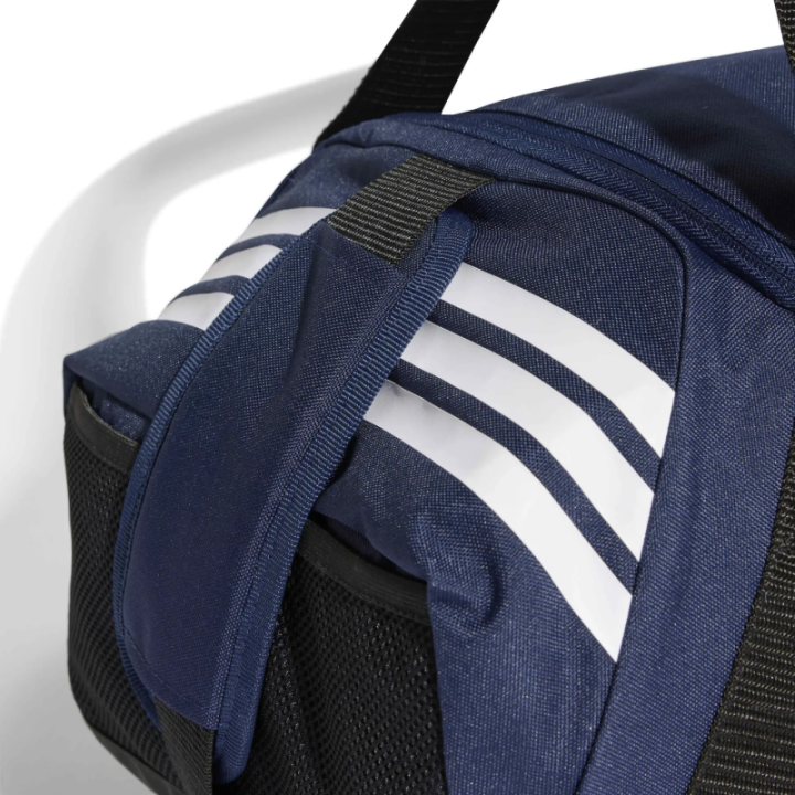 Detalle de bolsa Adidas pequeña azul y blanca