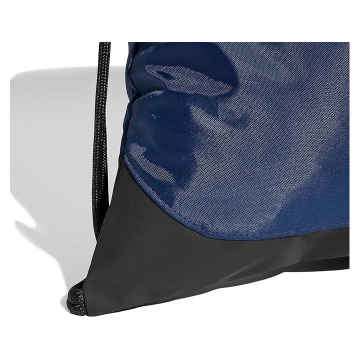 Detalle de bolsa de gimnasio Adidas azul