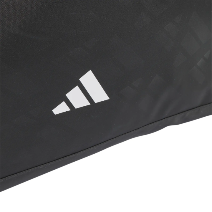 Detalle de mochila Adidas Monogram blanca y negra