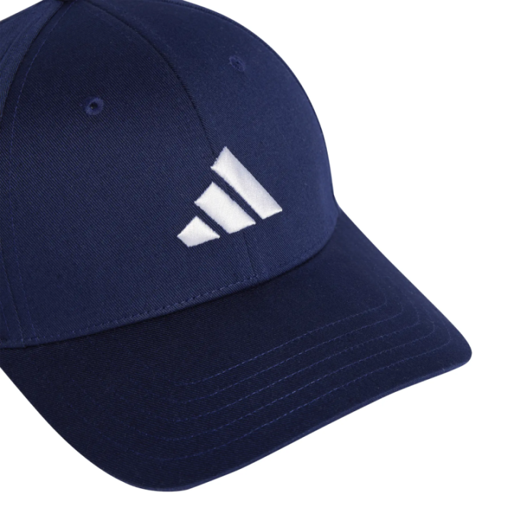 Detalle de gorra Adidas New Logo azul oscuro y blanca