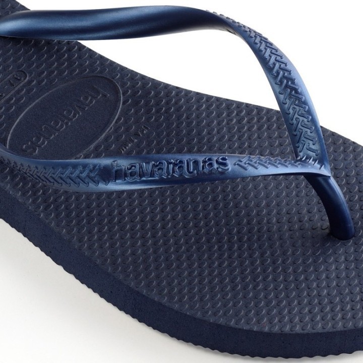 Detalle de chanclas Havaianas Slim color marino