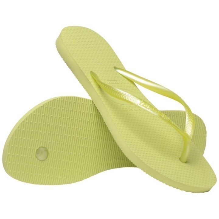 Detalle de chanclas Havaianas Slim verde matcha