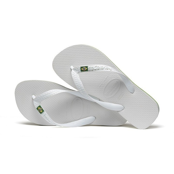 Detalle de chanclas Havaianas Brasil blancas