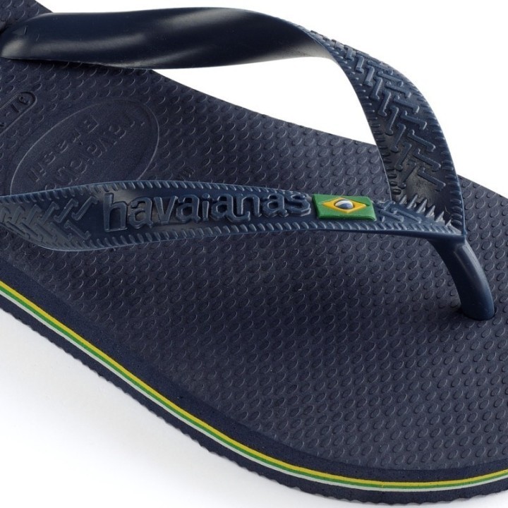 Detalle de chanclas Havaianas Brasil color azul marino