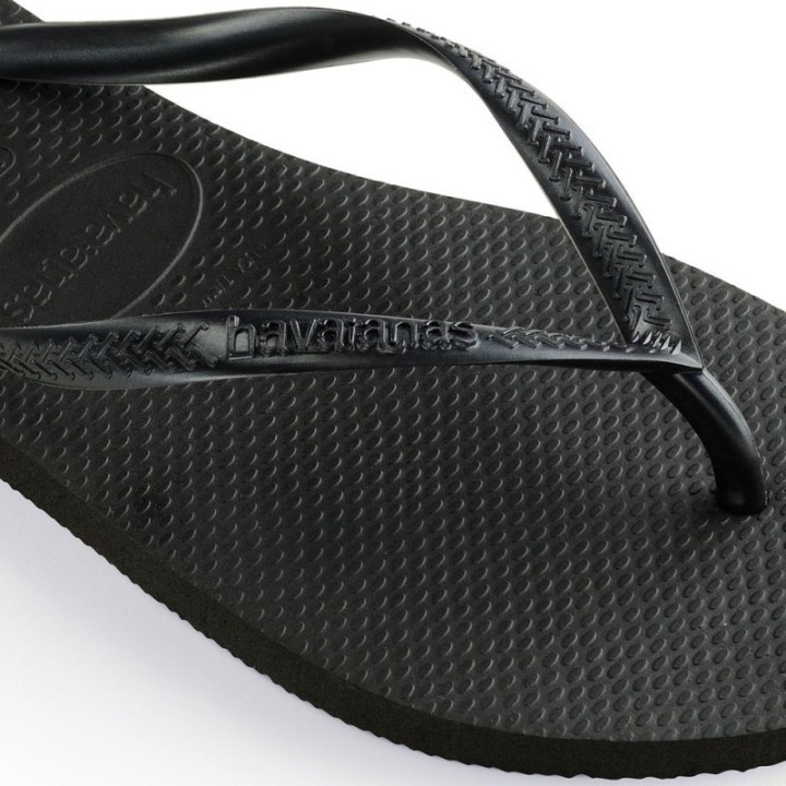 Detalle de chanclas Havaianas Slim negro