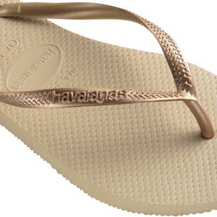 Detalle de chanclas Havaianas Slim arena gris