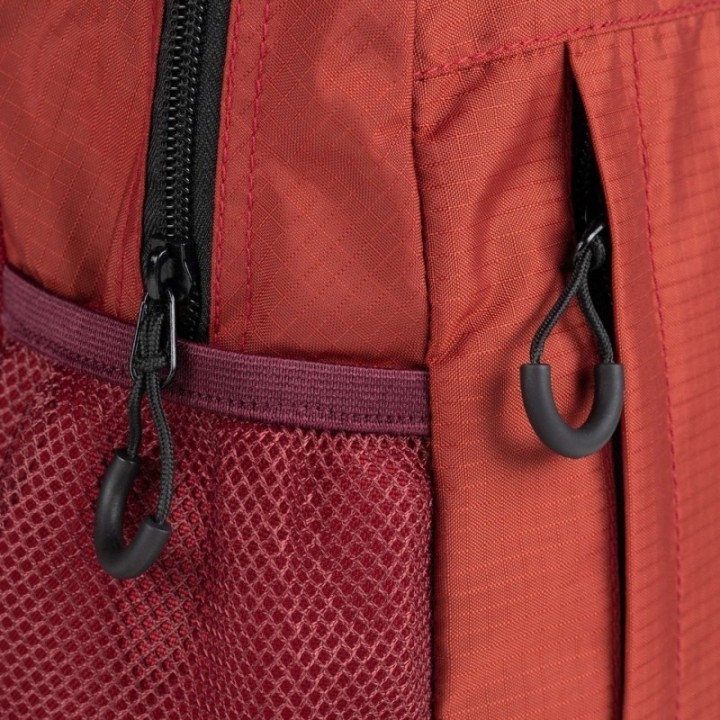 Detalle de mochila Munich slim pequeña burdeos
