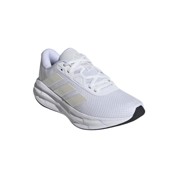 vista tres cuartos frontal de zapatillas Adidas Galaxy 7 blancas