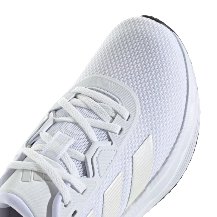 Detalle frontal de zapatillas Adidas Galaxy 7 blancas