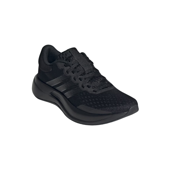 Vista tres cuartos de zapatillas Adidas Treadmove negras