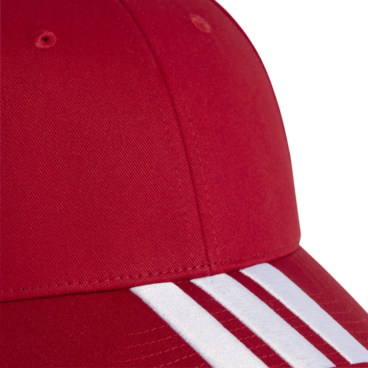 Gorra Adidas de entrenamiento roja blanca detalle logo
