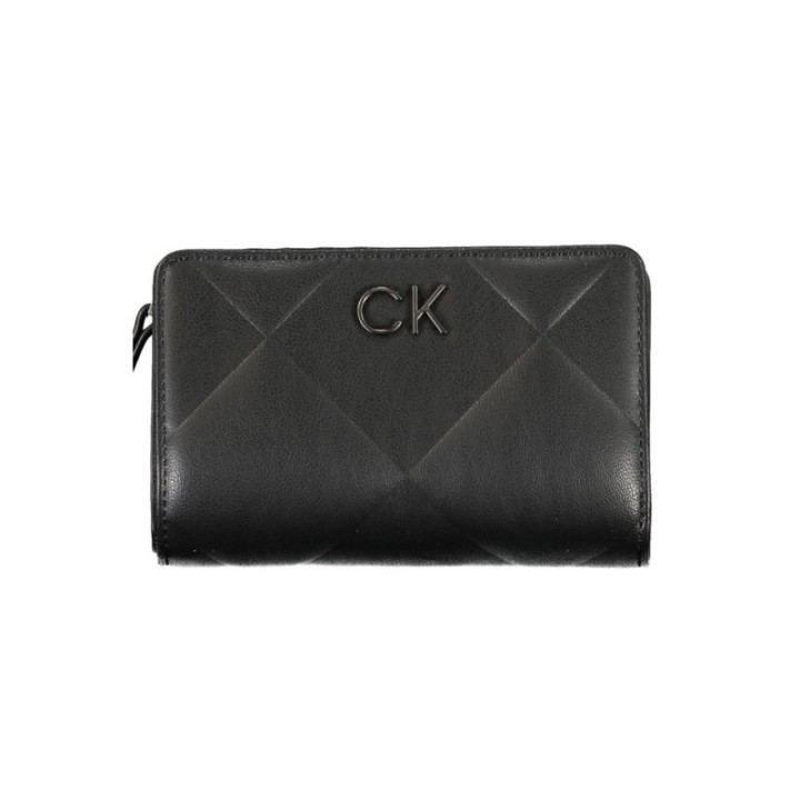 Cartera negra para mujer Calvin Klein vista frontal con logo metálico y monograma